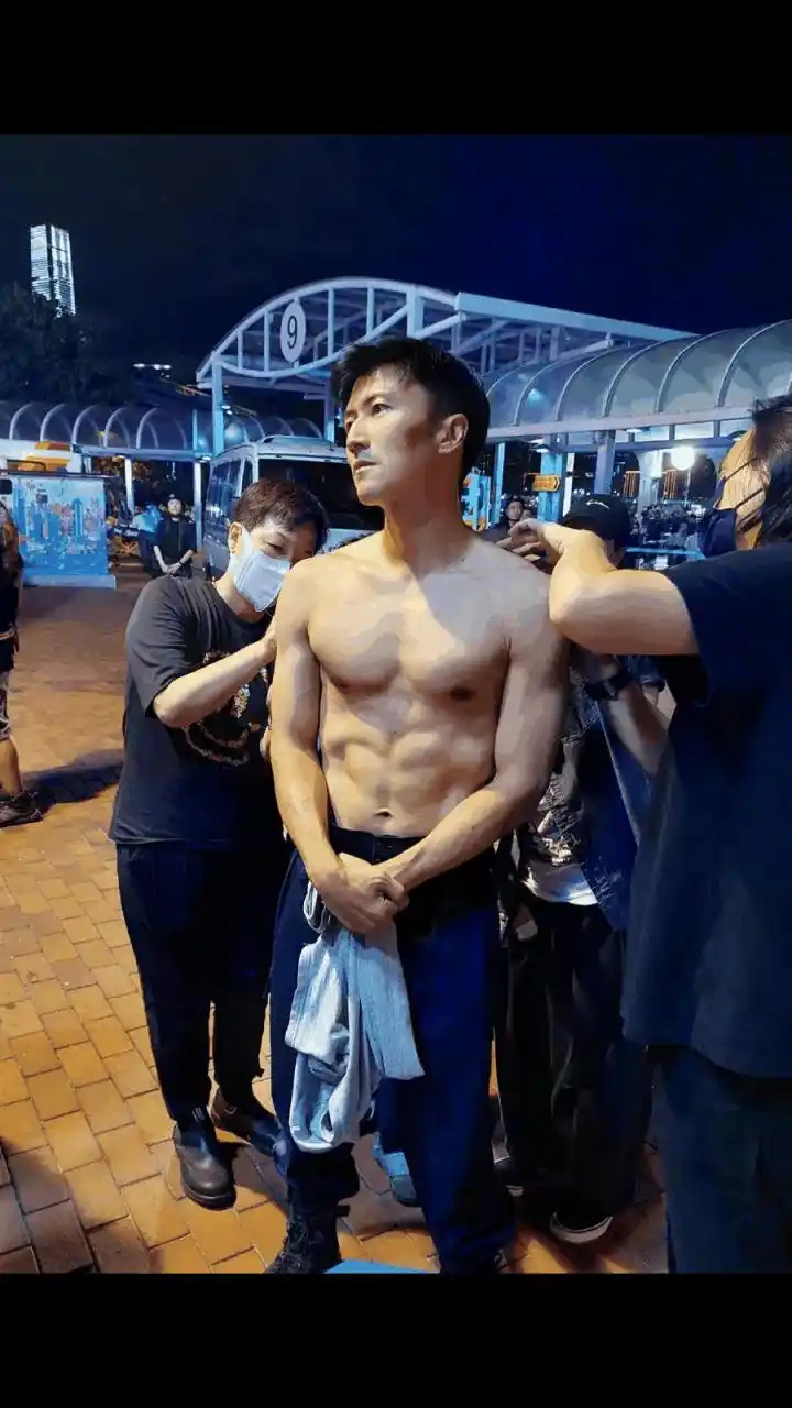 gif创作人# 42岁的谢霆锋状态真不错,四块腹肌,敬业精神小伙子