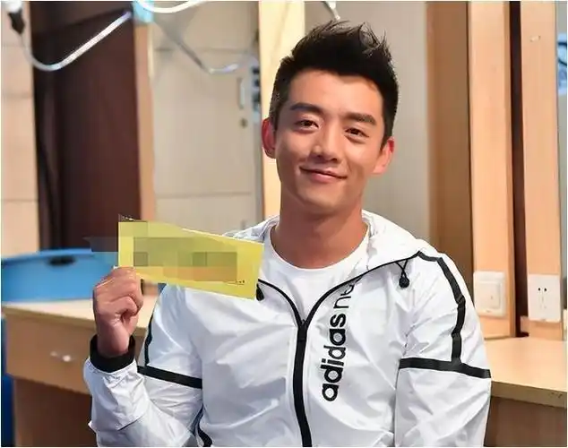 郑恺早早就凭借才华崭露头角,还未毕业时就已频繁接广告到手酸.