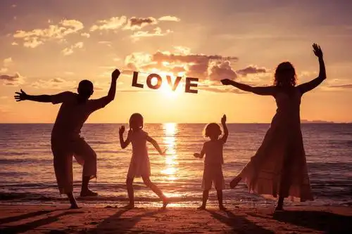 海滩手舞足蹈的幸福一家