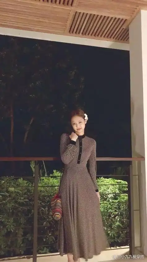 jennie这怼脸照好真实!羊羔毛马甲搭配同色短裤,黑色波点很俏皮