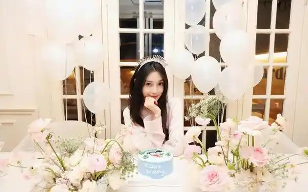 杨颖晒35岁生日照与父母儿子罕见同框小海绵正脸很可爱