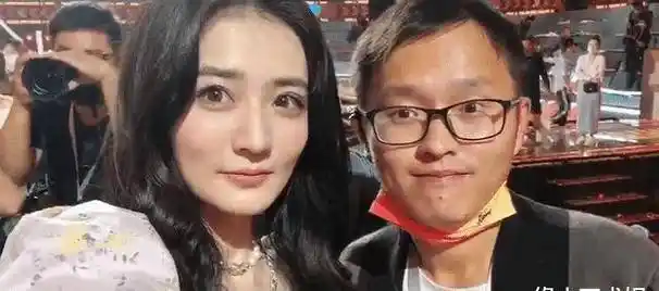 和徐璐合影,27岁的她生图长这样,难怪能让影帝7次告白_角度_活动_黄轩