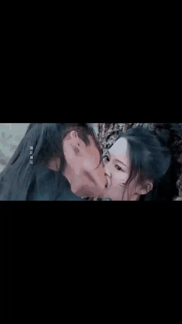 gif创作人# 陈建斌,跟李一桐演吻戏,专门手捧着李一桐的脸,借位亲吻