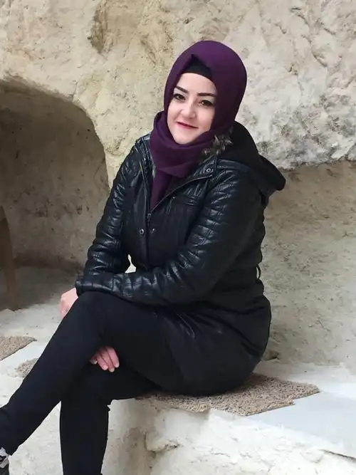 这是一个非常奇特的画面,一个穆斯林女人,守护着古代基督徒的教堂