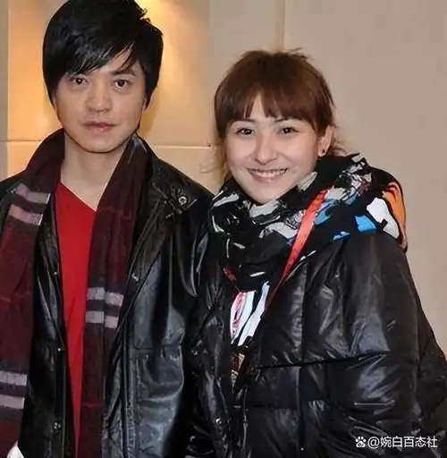 10岁的李健第一次见到5岁的孟小蓓,仅在楼梯上对望一眼,就被她那灿烂