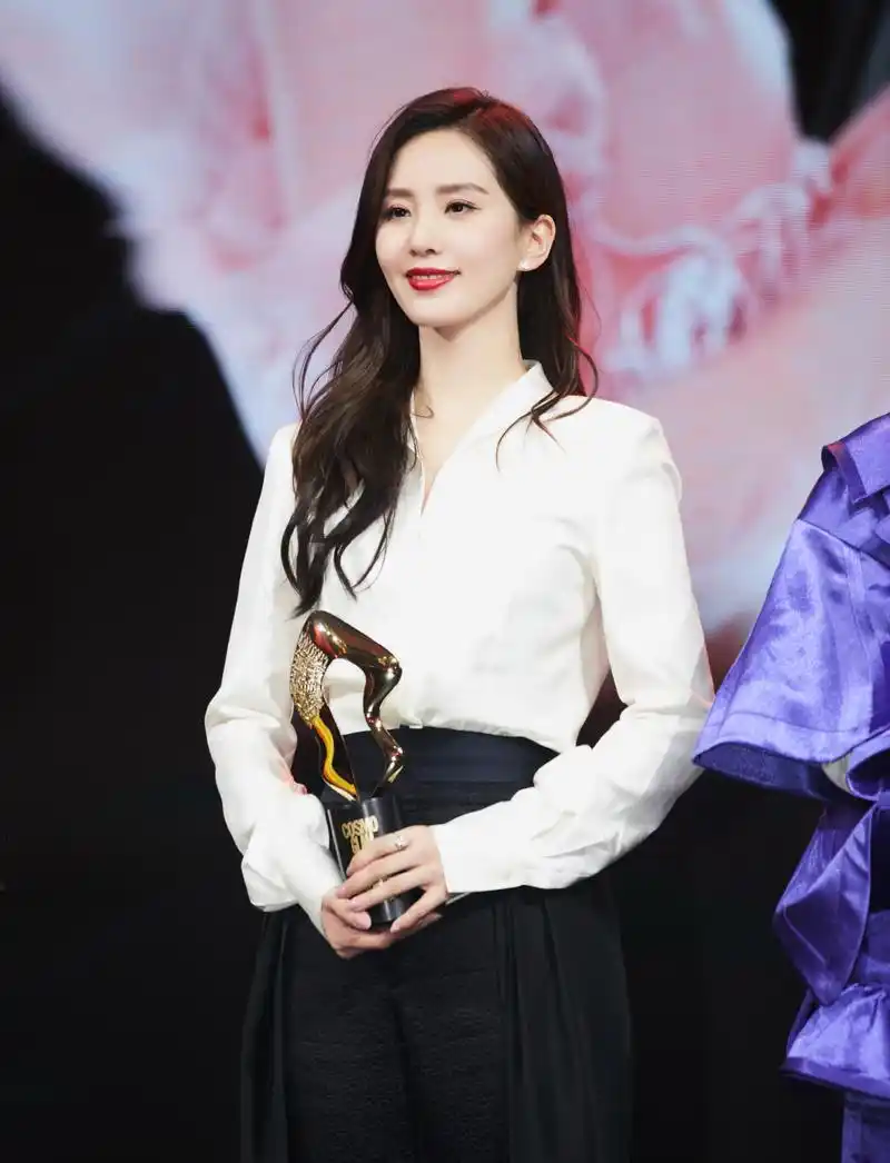 刘诗诗拖尾西装礼服气质性感活动照图片14