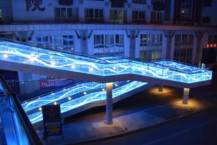 随手拍一拍西昌新晋网红打卡地:胜利北路人行天桥,美的 .