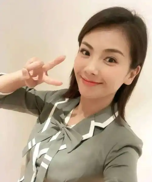 刘涛穿女团服露好身材,紧身凸显细腰大长腿,网友:没想到这么嫩!