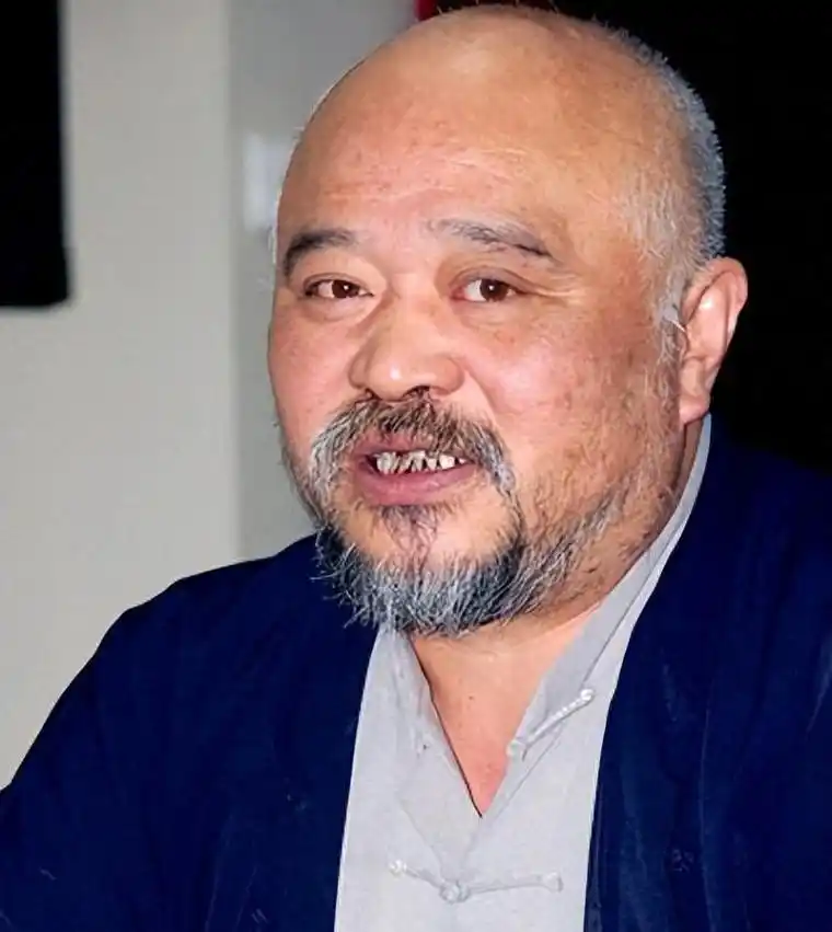 演员李琦不听医生劝告,天天饮用8两白酒,如今70岁生活如何?