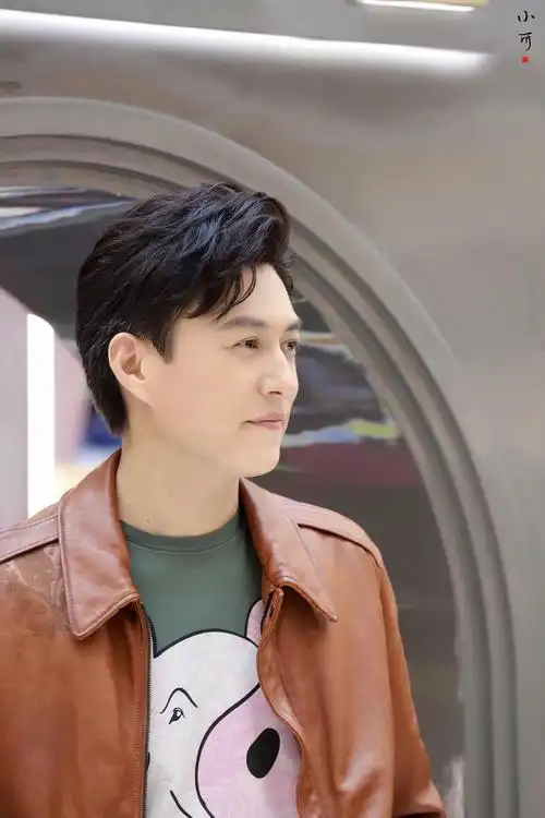 我一定要开个楼,记录一下靳东今天的美貌