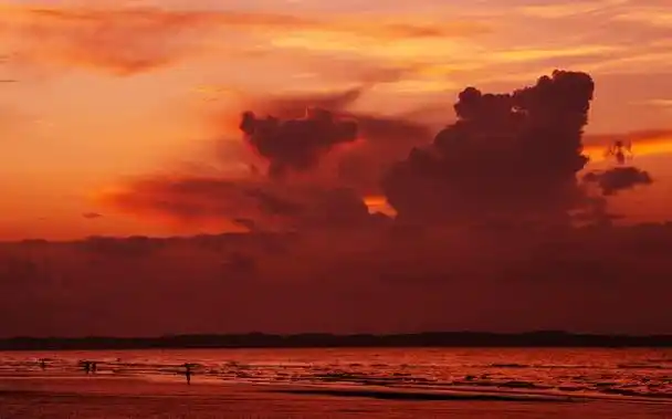 当日,一场晨雨过后,日出时分,在广西东兴的金滩,"