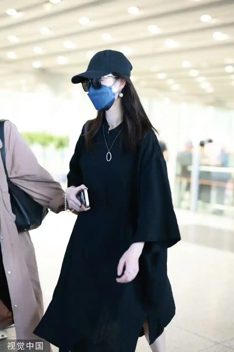 倪妮现身机场,黑色私服看着十分神秘,瞬间感觉到拽姐的气场好大.