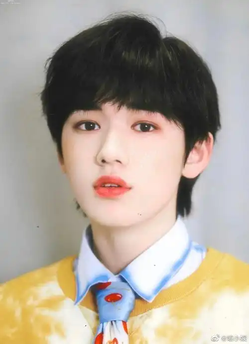 宋亚轩的眼睛里有星星,清澈干净,温柔治愈真的是一眼万年,让人沉迷