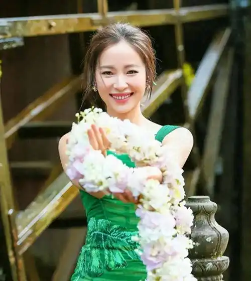 "文艺女神"江一燕:人设翻车,全网群嘲,现在的她怎么样?