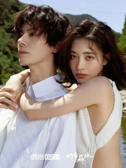 许佳琪魏哲鸣合体拍七夕大片同色系穿搭颜值登对互动亲密自然