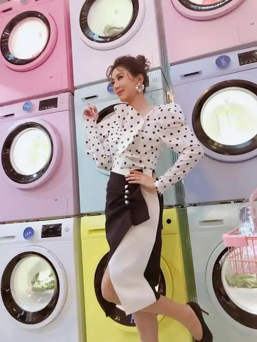 贾静雯婚后更美了,针织衫配包臀裙优雅气质,搭配泡面刘海太减龄