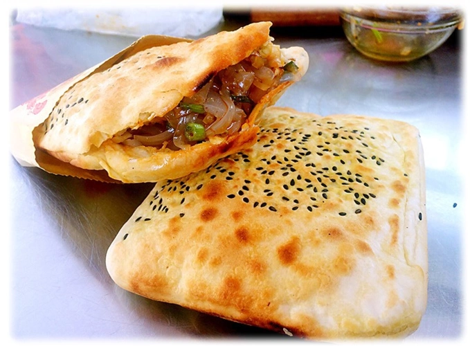 四川锅盔凉粉 四川南充锅盔夹凉粉四川美食特产