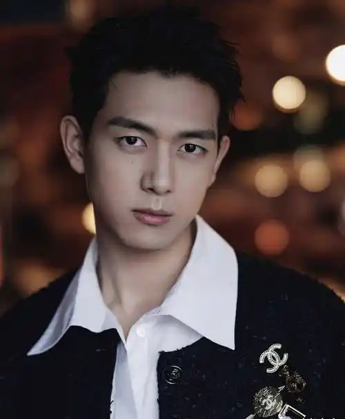 原创李现罕见秀精致感穿香奈儿也帅气黑色外套配翻领衬衫复古风