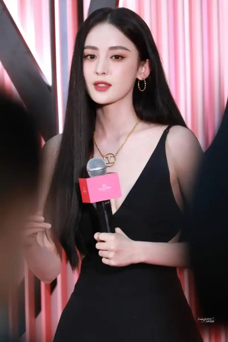 古力娜扎黑长直,深v露背黑长裙,网友:太美了!