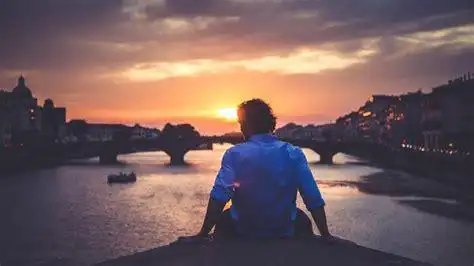 一个人孤独面对夕阳的背影,高清图片,壁纸-桌面城市