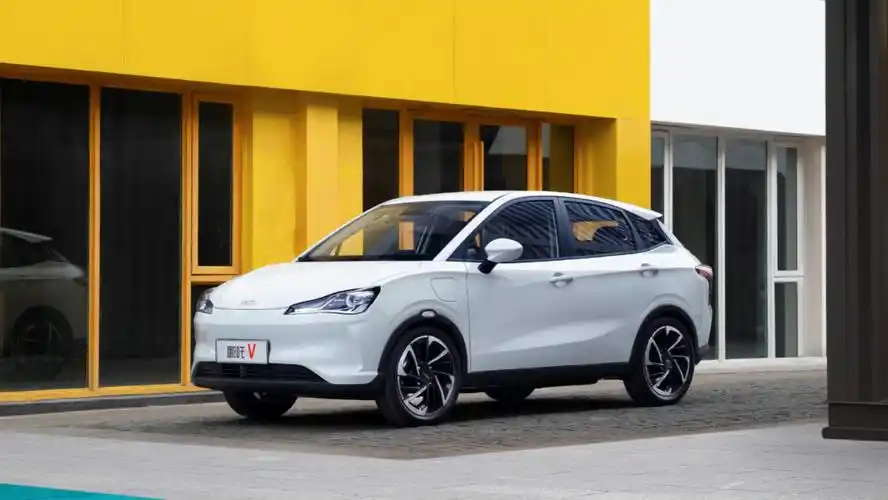 新车快讯哪吒v售599万起最高续航401km还配13英寸智能屏