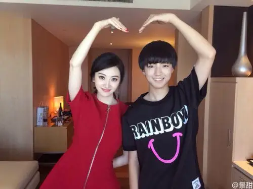 王俊凯 长城发布会 合照一张 ps:喜欢的家人麻烦收集,谢谢