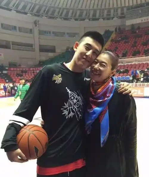 付豪的母亲是中国女篮的风云人物展淑萍,1964年出生于辽宁大连;身高