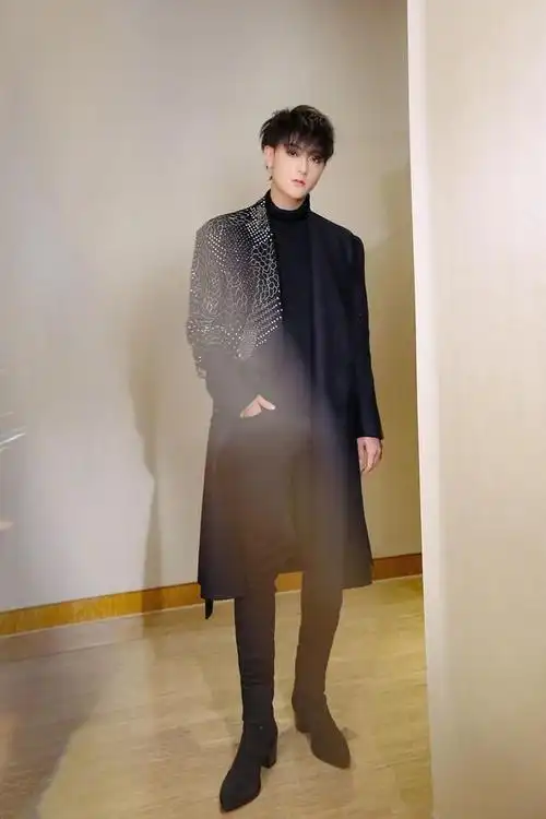 黄子韬这黑色造型穿搭不张扬还带着低调成熟的魅力,而且很帅气,黑色系