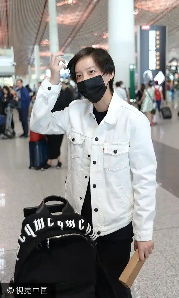 李斯丹妮短发白牛仔现身机场似无人接机素颜登场率性撩发