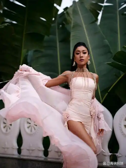 给人焕然一新的感觉,泰式妆造宛如公主,这组照片不仅展现了吉克隽逸的