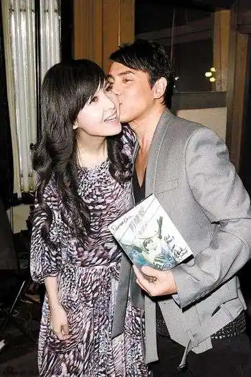 周慧敏获绯闻旧爱黄凯芹献吻 谈私生子表情尴尬