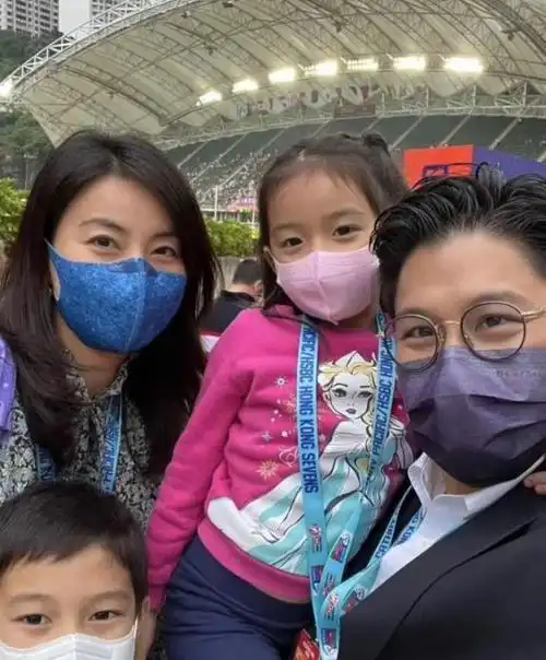 郭晶晶带孩子看球赛霍启刚打扮正式没架子儿女长相像爹颜值高