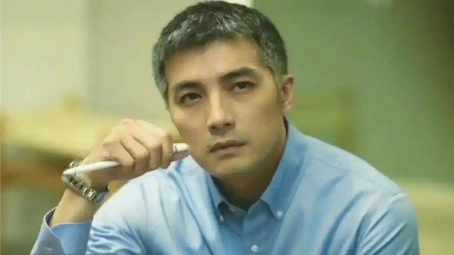 贺军翔新戏变化好大,40岁鬓角泛白脸部发腮,老了许多男神变大叔