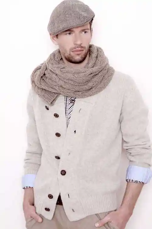 头戴鸭舌帽的时尚男人