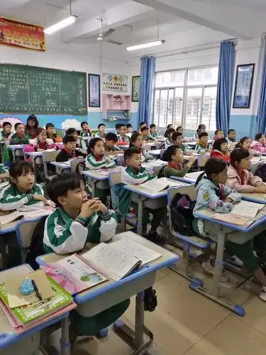 开始上课了,蒙老师先组织课堂,用幽默风趣的语言把学生的思绪带进了