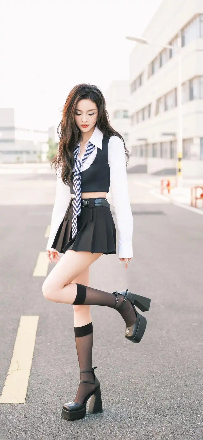 吴宣仪大长腿能歌善舞