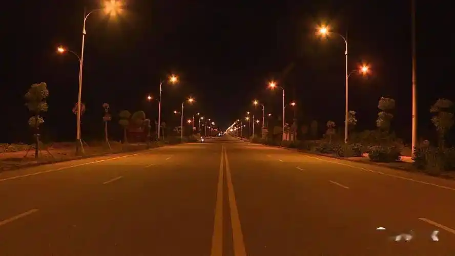 安居经开区顺安南路的路灯亮了