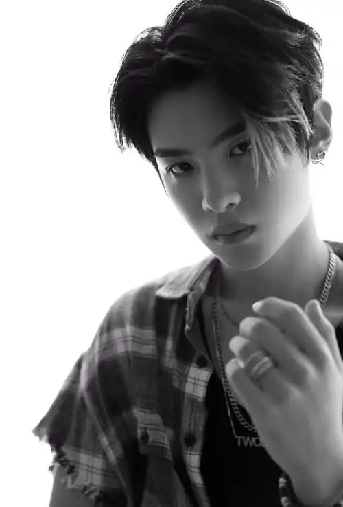 黄明昊超话今日造型穿搭丨黑白格纹开口衬衫搭配渲染牛仔裤,帅气的