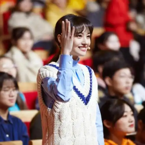 到了北京台的春晚,郑爽还拉上了自己的爸爸妈妈一起为大家送祝福,一家