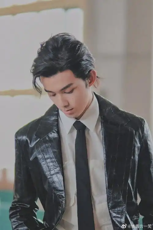 啊我人没了!吴磊长发也太可了叭.热心市民vs港风少年,反差感绝了!