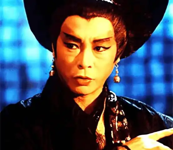 黑山老妖终成"姥姥",满头白发现身音乐会,偶遇霍启刚亲切合照_刘兆