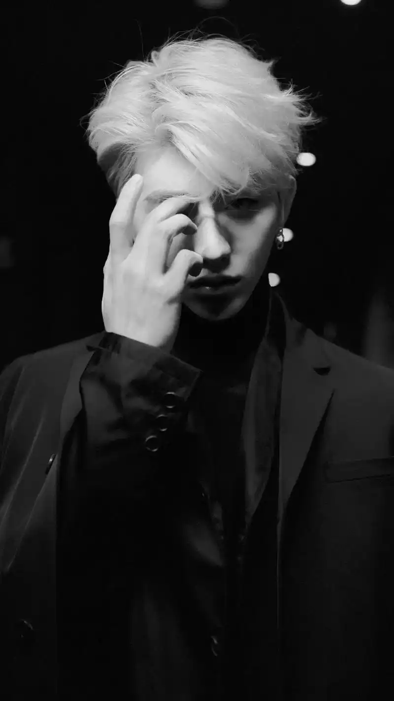 蔡徐坤#黑白帅照 我担自会出手