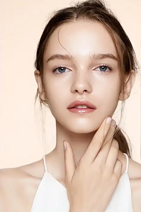 现代人的审美观是三庭五眼,五官越是接近此比例,颜值就越高,那如何