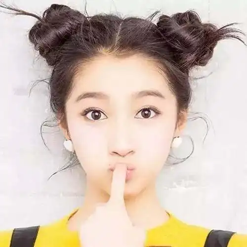 今年丸子头依旧流行,不过扎法和位置都有改变,还不紧跟潮流