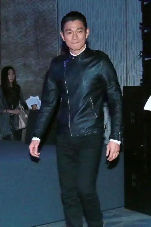 刘德华换上黑色皮衣,梳一个背头出席活动,造型上相当有范!