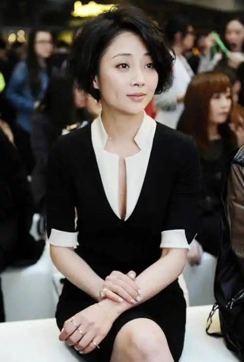 40岁殷桃被大妈追捧,穿运动裤搭背心,还保持20岁女人的身材!