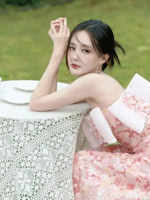 李一桐和李沁长得好像!