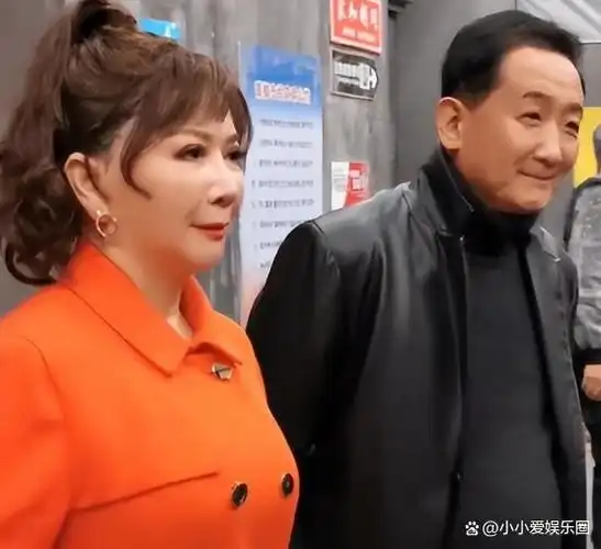 62岁蔡明近照惹争议亮相保定菜市场嘴巴鼻子因整容太过僵硬