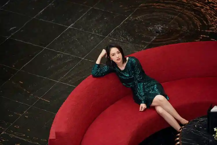 董璇离婚后更美了穿墨绿色亮片裙配高跟鞋转身后背性感吸睛