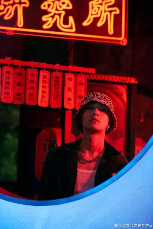 张艺兴戴豹纹渔夫帽时尚感满满 穿白背心大秀手臂肌肉